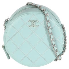 Chanel Bolso redondo de piel de cordero acolchada azul claro con cadena