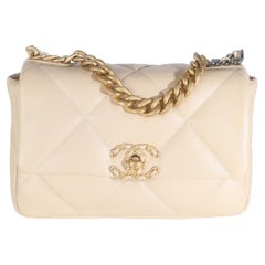 Chanel Beige gesteppte Chanel 19 Klappentasche aus Lammfell
