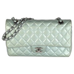 Chanel Grüne gesteppte Medium Classic Double Flap Tasche aus Lackleder in Grün