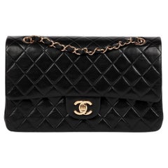 Bolso Chanel Negro Acolchado Piel de Cordero Clásico Mediano con Doble Solapa