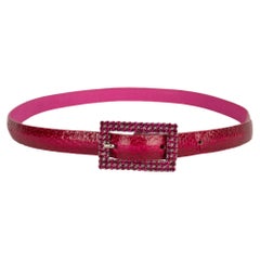 Dior Cinturón fino de piel de serpiente rosa