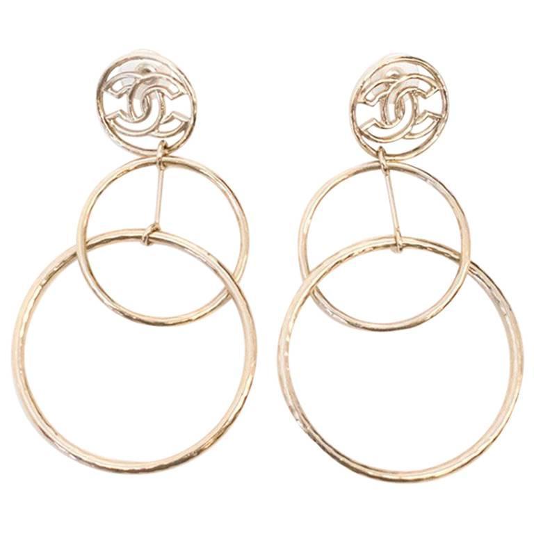 Chanel Vintage Gold Metal and Pearl Cabochon Round Clip On Earrings For Sale  at 1stDibs