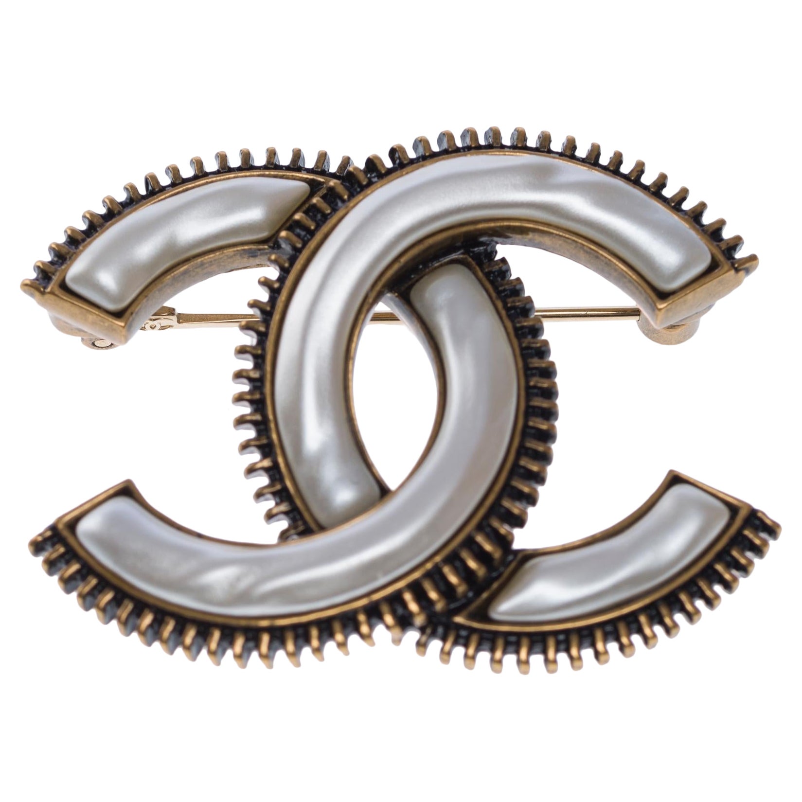 Chanel CC brooch in silver metal and interwoven leather effect