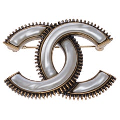 Chanel CC brooch in silver metal and interwoven leather effect