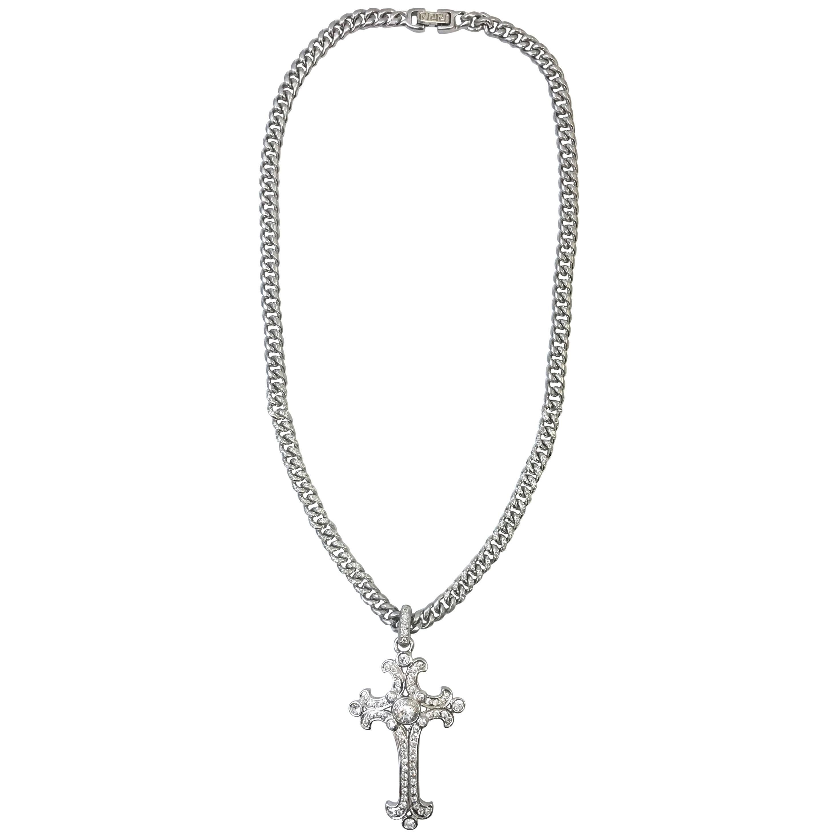 Collier pendentif croix Gianni Versace des années 1990 en vente