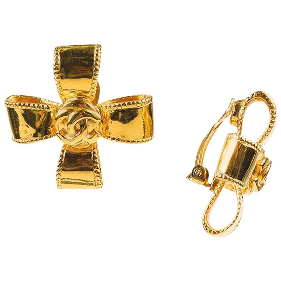 VINTAGE Chanel 97A Gold Tone 'CC' Logo Ribbon Bow Clip On Earrings For Sale
