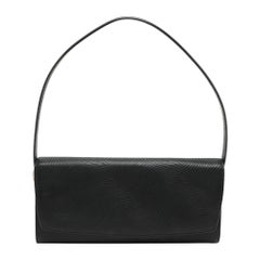 Bolso con solapa de piel texturizada negra Aigner