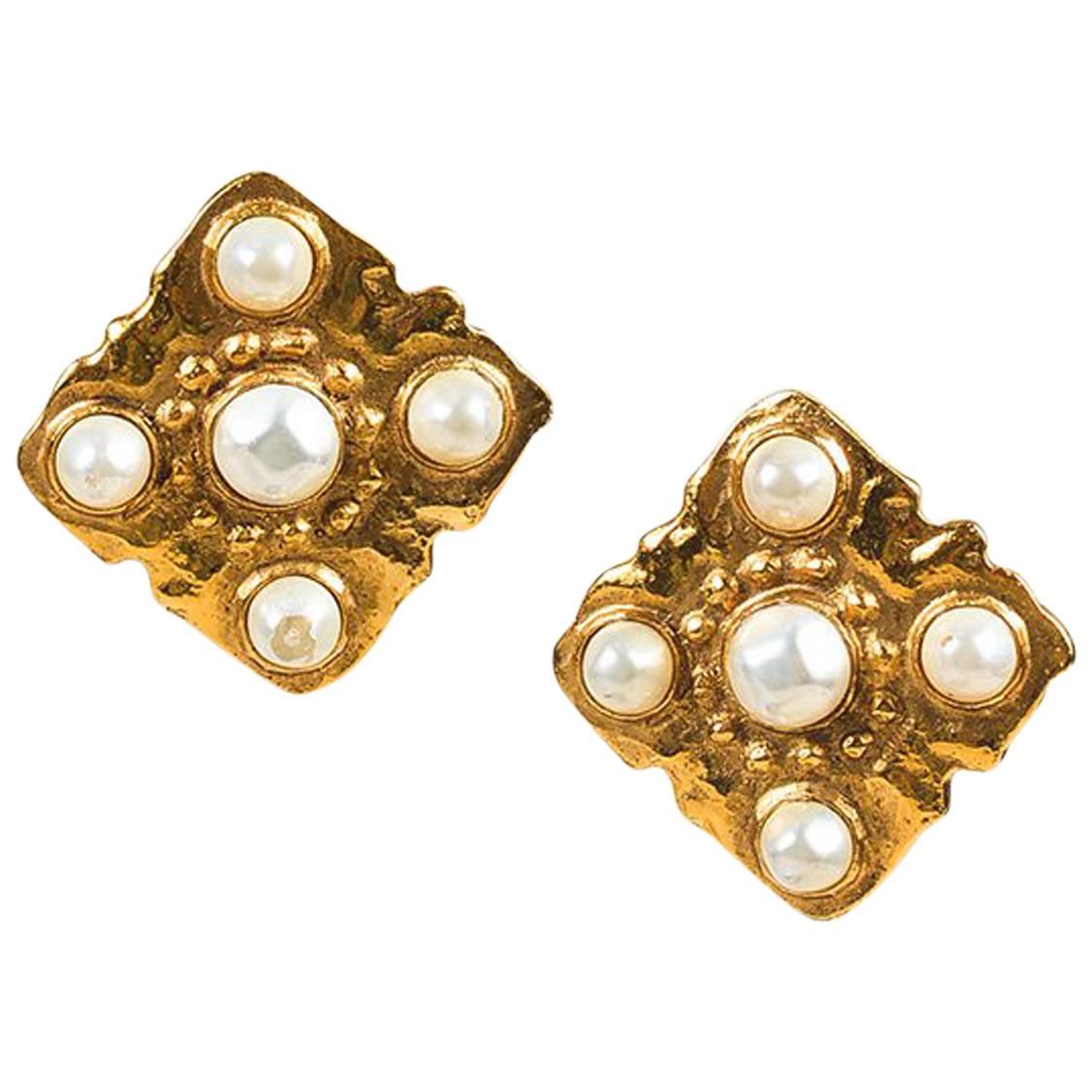 Vintage Chanel Season 23 Gold Tone Faux Pearl Diamond Shaped Clip On Earrings For Sale