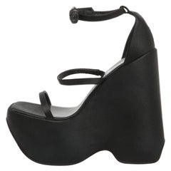 Versace Schwarze Satin Plateausandalen mit Knöchelriemen Größe 36
