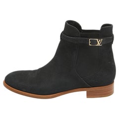 Botas tobilleras Louis Vuitton de cuero nobuck negro con logotipo y correa, talla 39