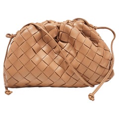 Bottega Veneta Mini The Pouch Bag de piel marrón Intrecciato