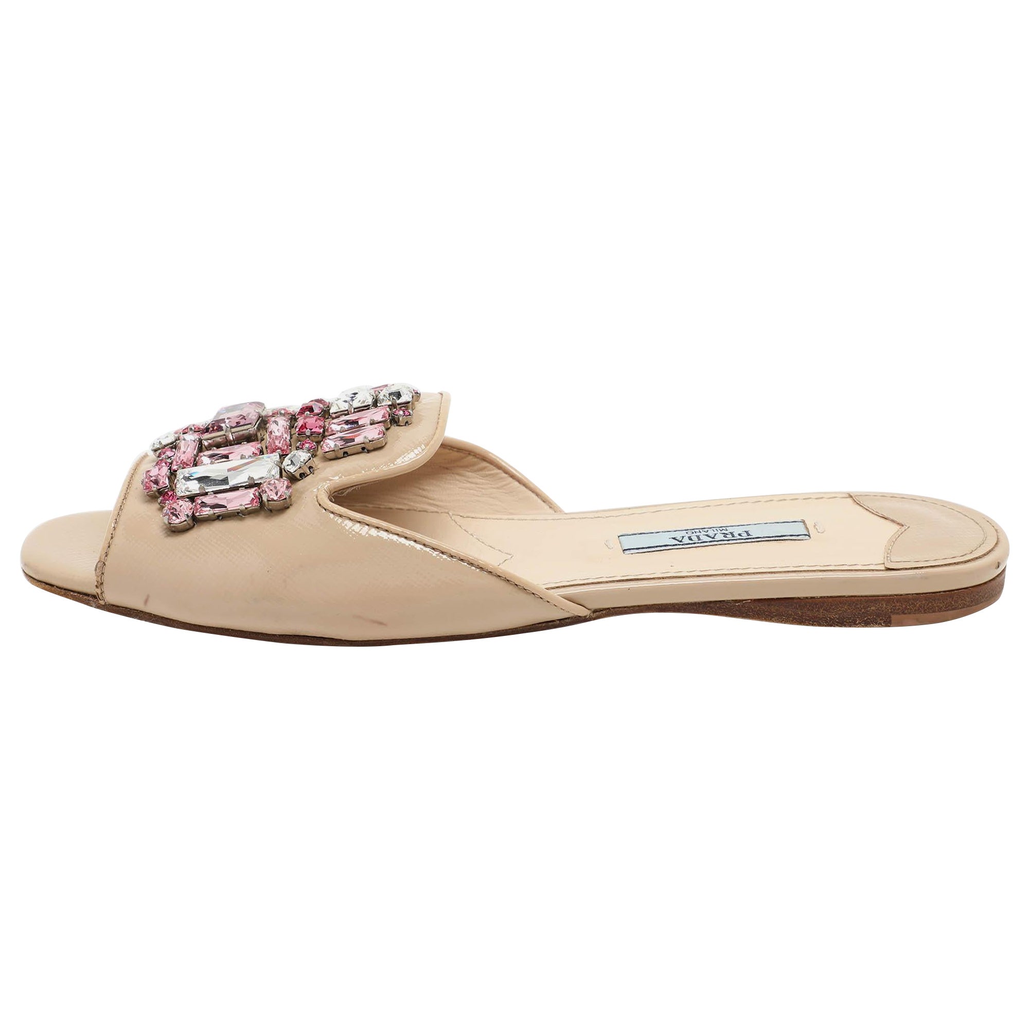 Chaussures plates embellies de cuir verni Saffiano beige Prada, taille 36