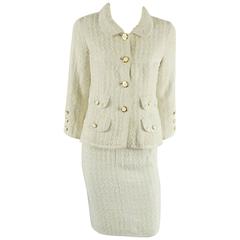 Chanel Cremefarbener Tweed-Rockanzug mit Kamelienknöpfen - 34, 1980er Jahre