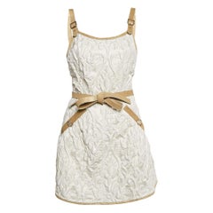 Mini robe portefeuille Chanel en jacquard blanc bordée de daim doré M