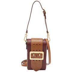 Burberry Burgundy/Brown Leather Buckle Vertical Crossbody Bag (Sac à bandoulière vertical en cuir)