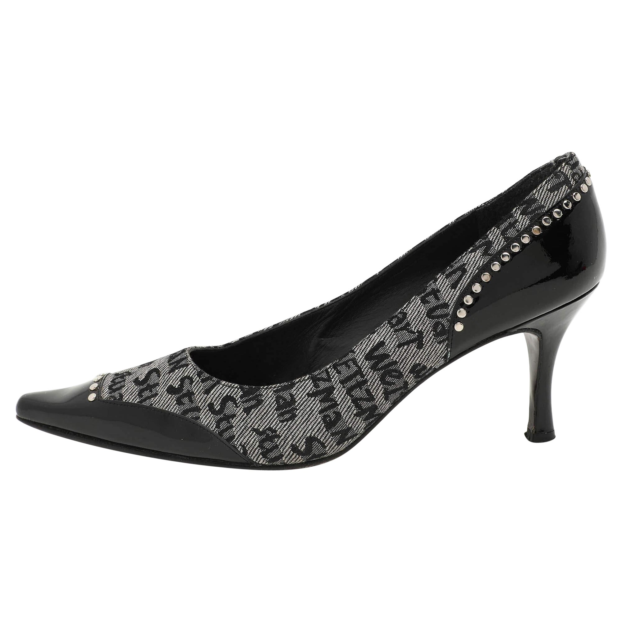Escarpins Stuart Weitzman Signature en toile et cuir verni embellis, taille 39,5 en vente