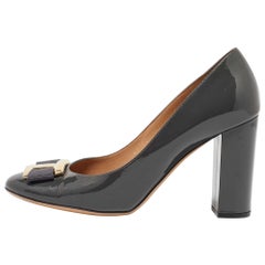 Salvatore Ferragamo Graue Vara-Pumps aus Lackleder mit Schleife Größe 40.5