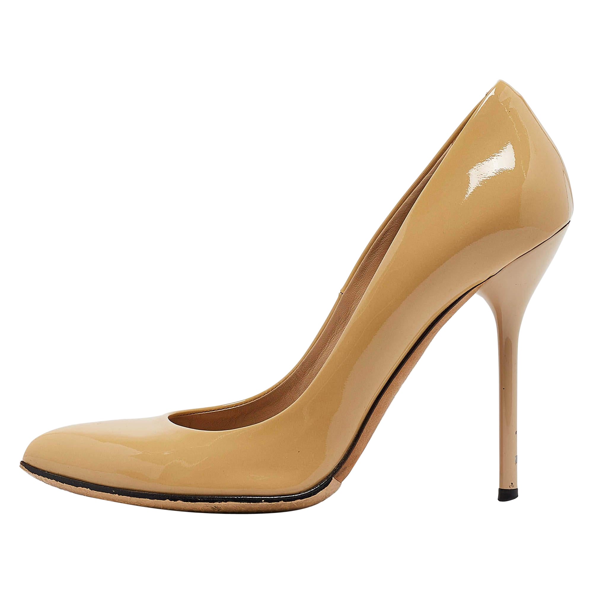 Bombas de punta de charol amarillo de Gucci talla 37
