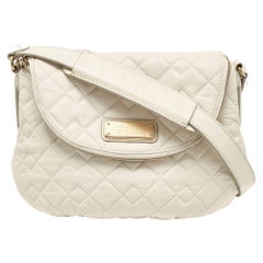 Marc by Marc Jacobs Bolso Crossbody Classic Q Natasha de piel acolchada en blanco roto