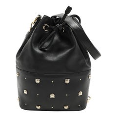 Salvatore Ferragamo Borsa a secchiello in pelle nera con borchie Gancio