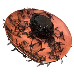 Cappello Philippe Model Cartwheel anni '80 con corona nera e tesa in terracotta con viti nere