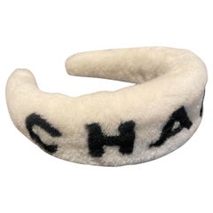 Diadema Chanel de piel de oveja.