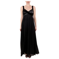 Abito asimmetrico a vita impero in chiffon di seta e velluto nero degli anni '90