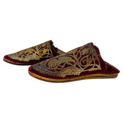 Antique Chaussures marocaines rouges brodées en cuir et velours des années 1900