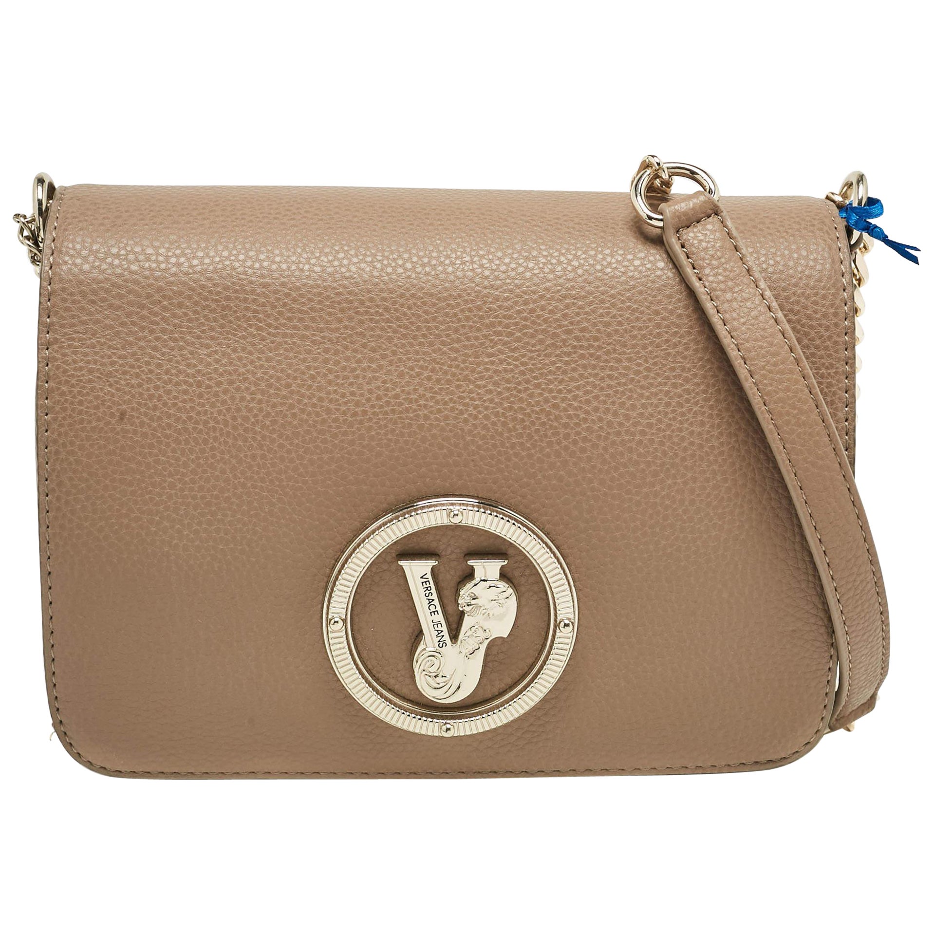 Bolso con solapa y logotipo Versace Jeans de piel marrón