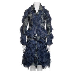 Chaqueta y falda con volantes de tela vaquera azul y gasa estampada Issey Miyake, FW 2003