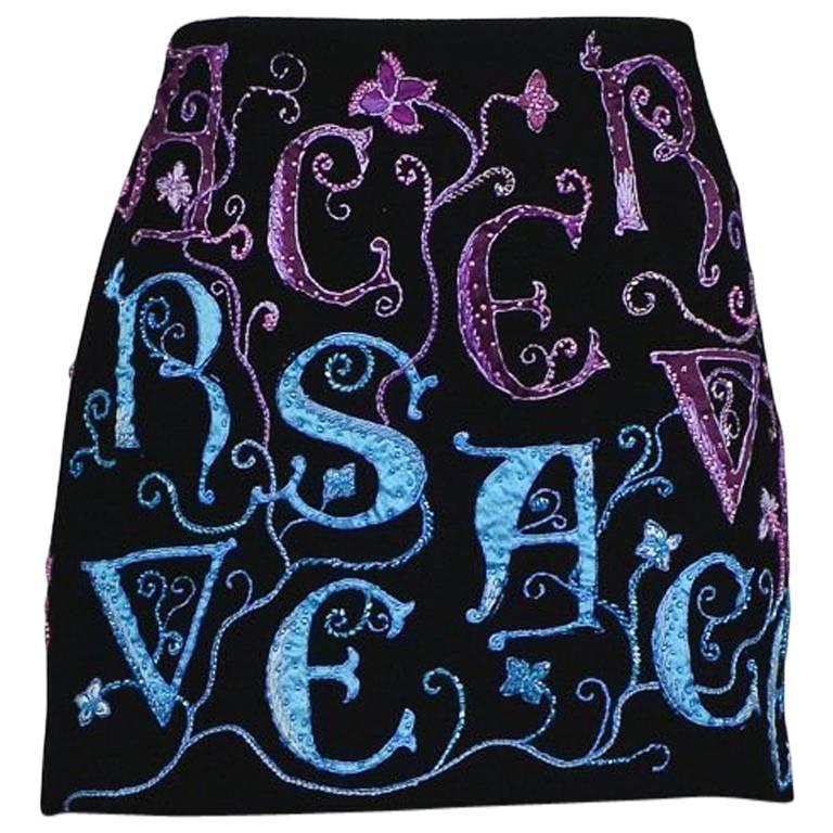 Versace Atelier Schwarzer verzierter Mini-Rock im Angebot