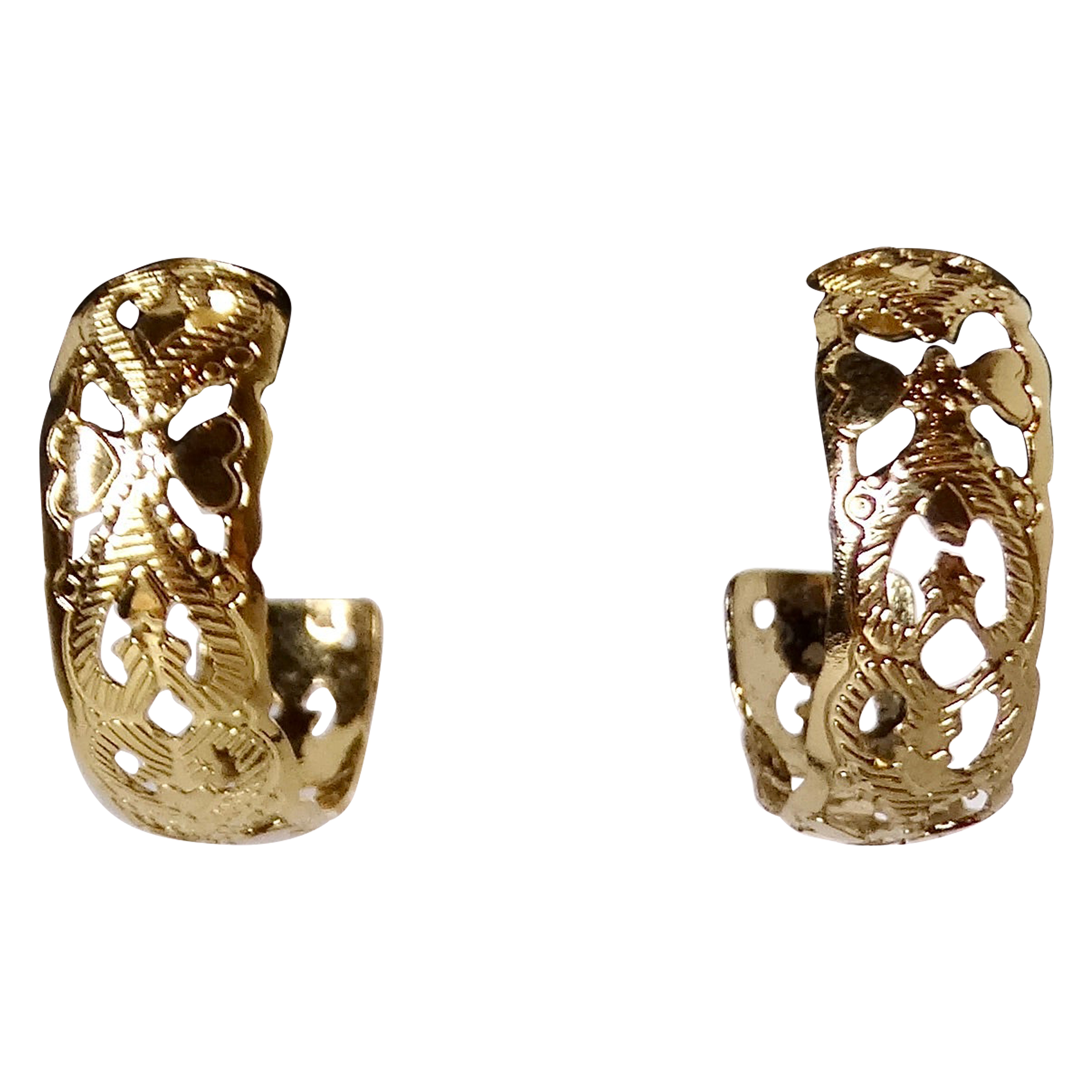 Orecchini a cerchio stile Anuhea con cuore inciso del 1990 placcati in oro 14k in vendita
