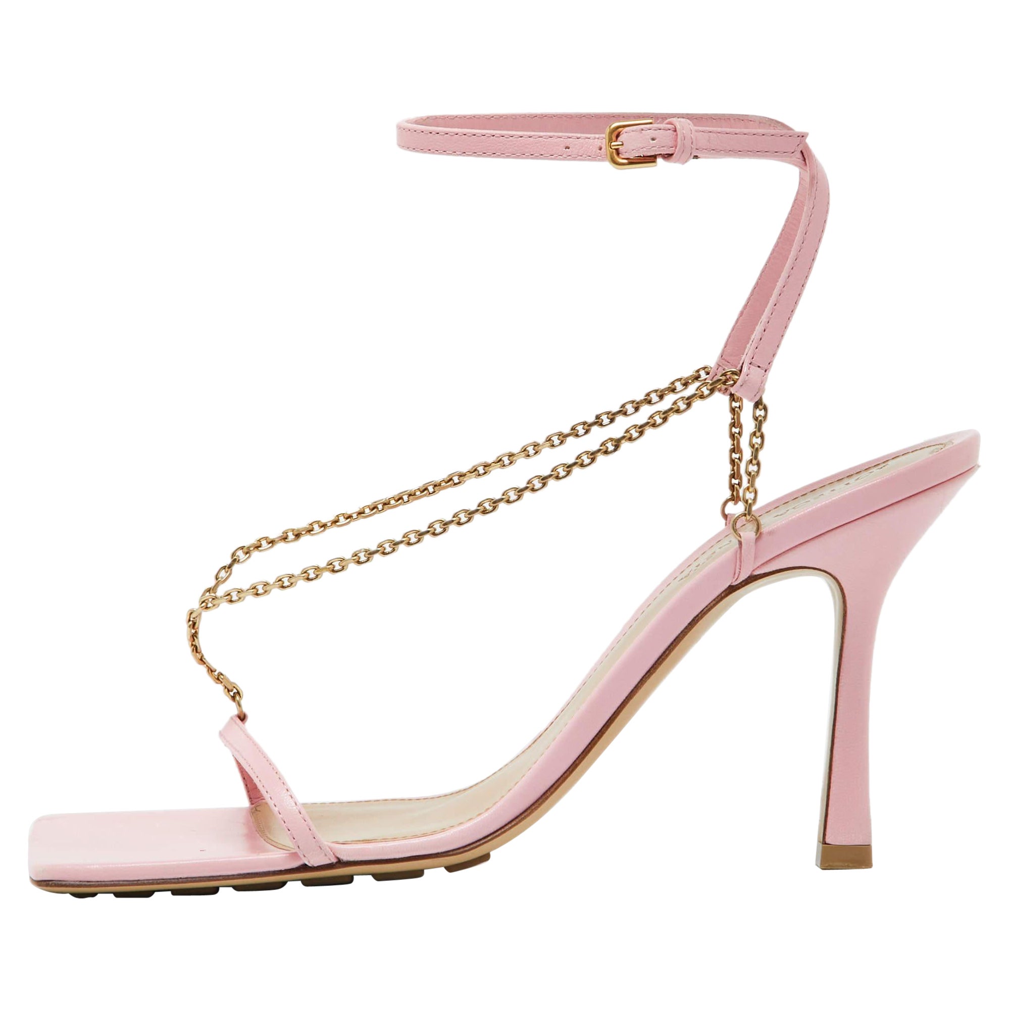 Bottega Veneta Rosa Sandalen mit Kette und Link T-Riemen aus Leder Größe 39