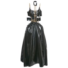 Christopher Kane Schwarzes Maxikleid aus Kunstleder mit Ausschnitt und Riemendetails S
