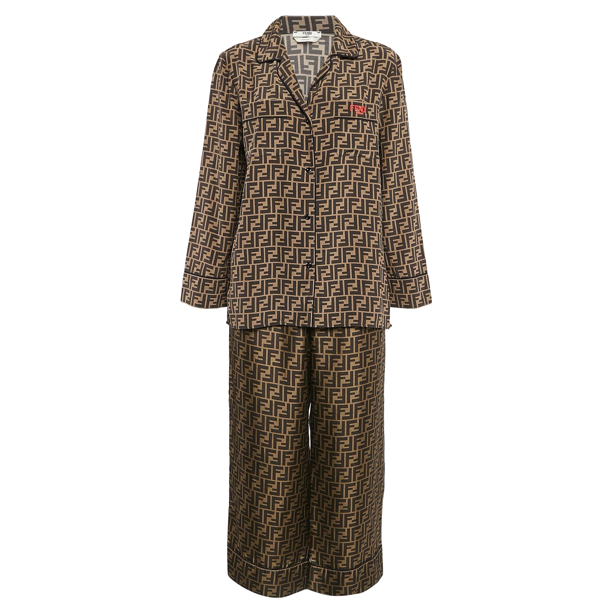 Fendi Brown Ensemble chemise et pyjama en soie imprimé Zucca M en vente