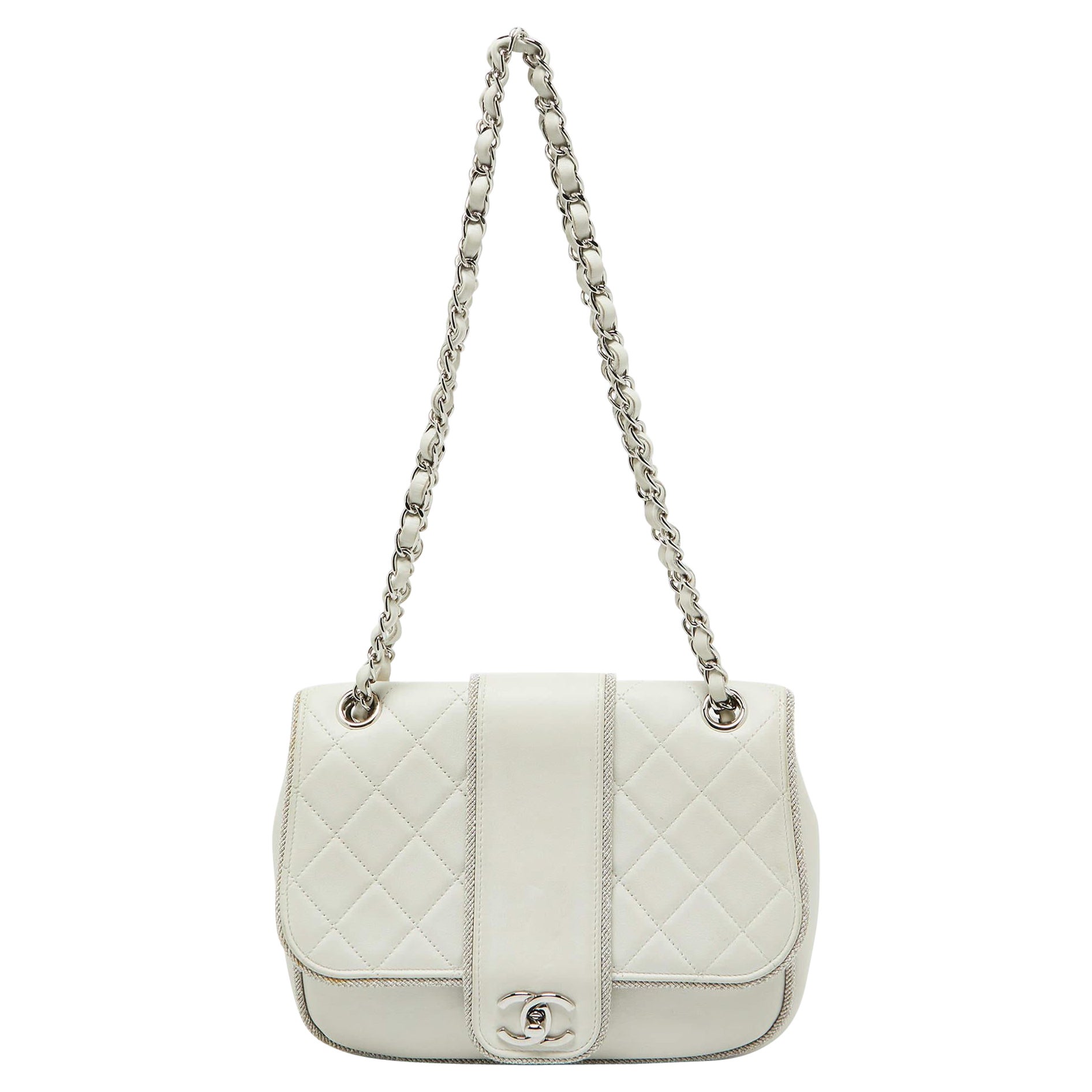 Chanel Borsa elementare chic con patta in pelle trapuntata bianca