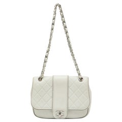 Chanel Bolso Solapa Elemental Chic Piel Acolchada Blanco