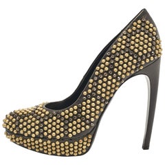 Alexander McQueen Bombas de plataforma de cuero negro con tachuelas Talla 40