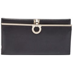 Salvatore Ferragamo Cartera continental de piel negra con cierre Gancini