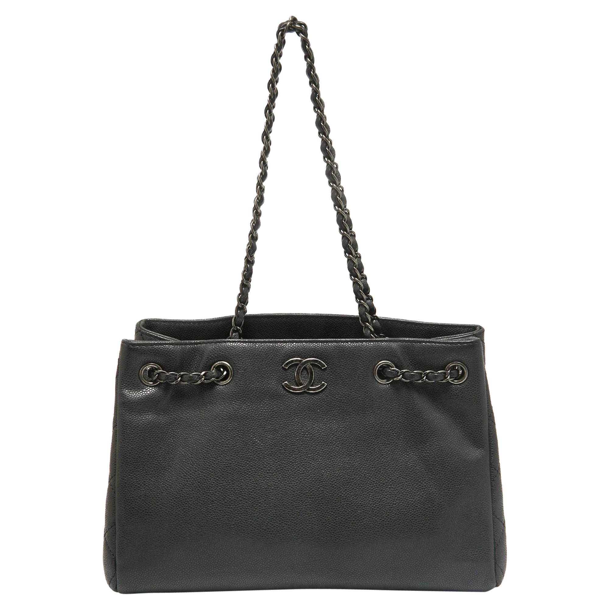 Chanel Shopping Tote con catena in pelle di caviale trapuntata grigio scuro
