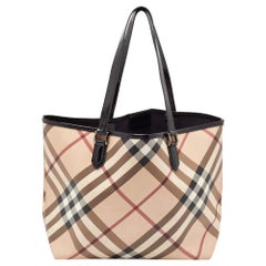 Bolso grande Nickie de Burberry en vinilo y charol de cuadros Supernova negro/beige