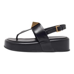 Valentino Sandali in pelle nera con una sola borchia taglia 39