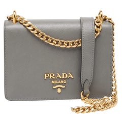 Prada Graue Saffiano Leder-Umhängetasche mit Logo-Klappenklappe