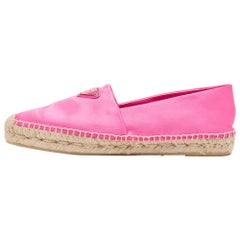 Alpargatas de raso rosa con logo Prada talla 38