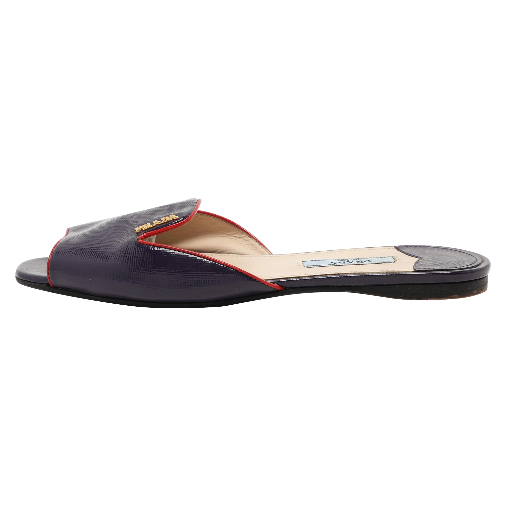 Prada Purple Saffiano Patent Leather Logo Flat Slides Size 35.5 For Sale