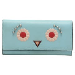 Portafoglio Fendi in pelle blu impreziosito da una catena