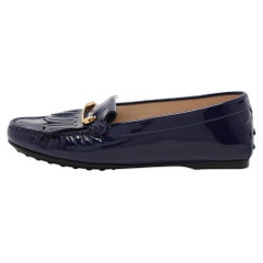 Mocassini Tod's con dettaglio frangia in vernice blu misura 35,5