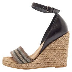 Brunello Cucinelli Piel negra y  Sandalias de cuña de metal con correa en el tobillo talla 37