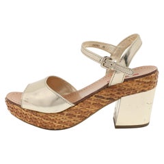 Sandalias con correa en el tobillo y plataforma de cuero dorado de Prada Sport talla 39