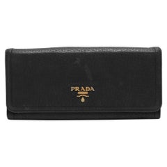 Prada Schwarzes kontinentales Portemonnaie aus Leder mit Klappe